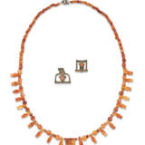 AN EGYPTIAN CARNELIAN BEAD NECKLACE AND TWO `EGYPTIAN STYLE` REPLICA BROOCHES - Foto 1