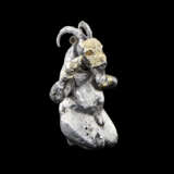 A PROTO-ELAMITE SILVER GILT KNEELING GOAT-HEADED ANTHROPOMORPHIC DEITY - Foto 5