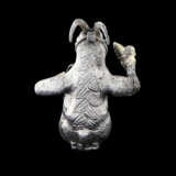 A PROTO-ELAMITE SILVER GILT KNEELING GOAT-HEADED ANTHROPOMORPHIC DEITY - Foto 6