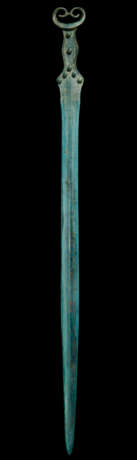 A EUROPEAN BRONZE `ANTENNAE` SWORD - photo 6