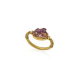 AN EGYPTIAN GOLD AND AMETHYST SWIVEL RING - фото 1
