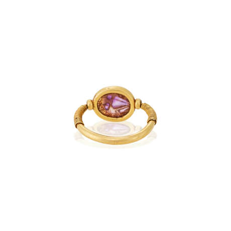 AN EGYPTIAN GOLD AND AMETHYST SWIVEL RING - photo 2