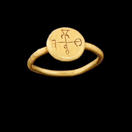 A BYZANTINE GOLD RING WITH CRUCIFORM MONOGRAM - photo 1