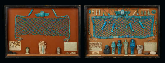 A COLLECTION OF EGYPTIAN ANTIQUITIES IN TWO CASES - Foto 1
