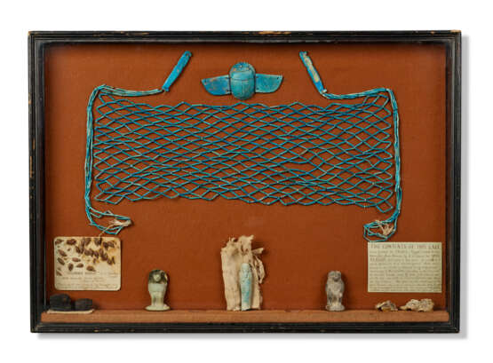 A COLLECTION OF EGYPTIAN ANTIQUITIES IN TWO CASES - Foto 2
