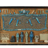 A COLLECTION OF EGYPTIAN ANTIQUITIES IN TWO CASES - Foto 3