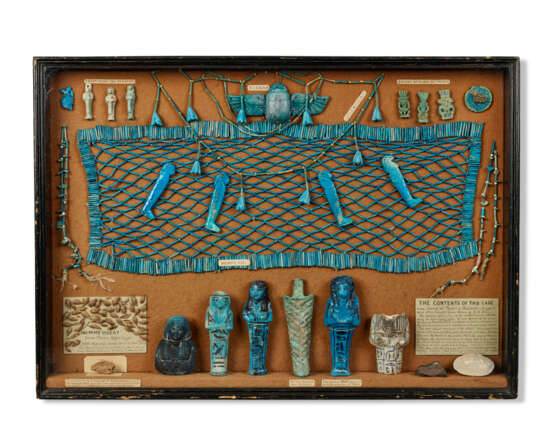 A COLLECTION OF EGYPTIAN ANTIQUITIES IN TWO CASES - Foto 3