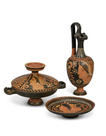 THREE APULIAN RED-FIGURED VESSELS - фото 1