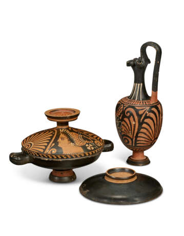 THREE APULIAN RED-FIGURED VESSELS - фото 2