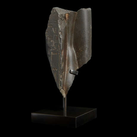 AN EGYPTIAN BLACK SCHIST FRAGMENT OF A FEMALE FIGURE - фото 1