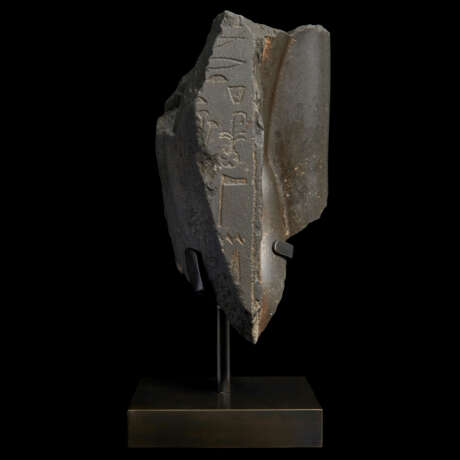 AN EGYPTIAN BLACK SCHIST FRAGMENT OF A FEMALE FIGURE - фото 2