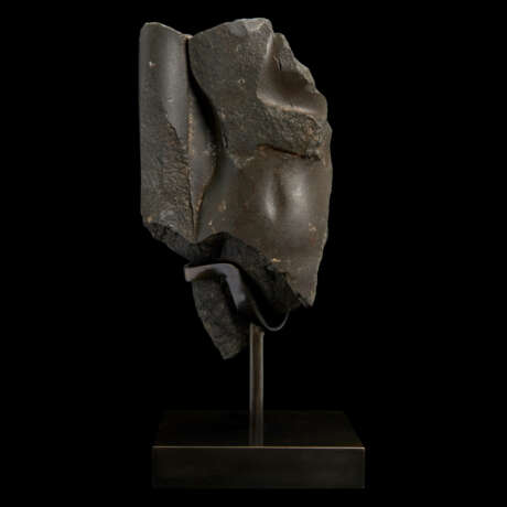 AN EGYPTIAN BLACK SCHIST FRAGMENT OF A FEMALE FIGURE - фото 4