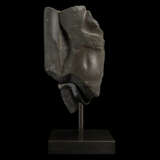 AN EGYPTIAN BLACK SCHIST FRAGMENT OF A FEMALE FIGURE - фото 4
