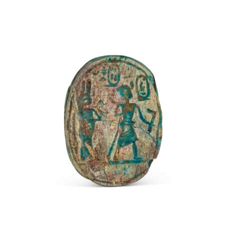 AN EGYPTIAN TURQUOISE-GLAZED STEATITE SCARAB FOR AMENHOTEP III - Foto 1