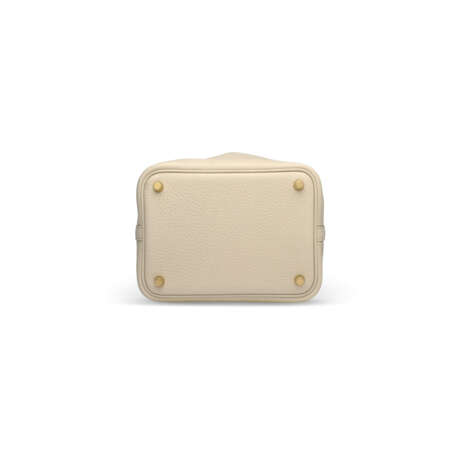 A LIMITED EDITION MATTE BÉTON ALLIGATOR & CLÉMENCE LEATHER TOUCH PICOTIN LOCK 18 WITH GOLD HARDWARE - фото 5