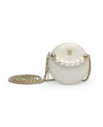 Chanel Leder. A WHITE QUITED LAMBSKIN LEATHER & PEARL ROUND CHAIN CLUTCH WITH GOLD HARDWARE