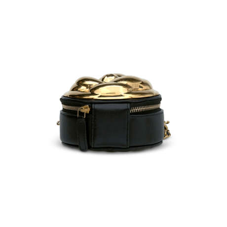 A BLACK QUITED LAMBSKIN LEATHER & GOLD METAL CAMELLIA CHAIN CLUTCH WITH GOLD HARDWARE - Foto 5