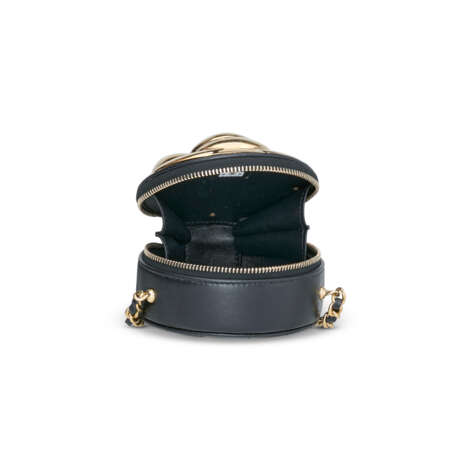 A BLACK QUITED LAMBSKIN LEATHER & GOLD METAL CAMELLIA CHAIN CLUTCH WITH GOLD HARDWARE - Foto 6