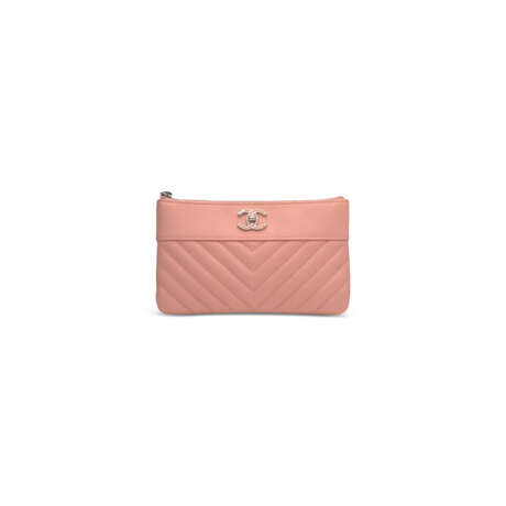 A PINK CAVIAR LEATHER CHEVRON POUCH WITH SILVER HARDWARE - фото 1
