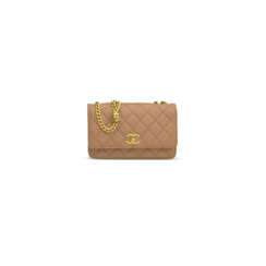 A BEIGE QUILTED LAMBSKIN LEATHER WALLET ON CHAIN WITH GOLD HARDWARE