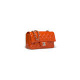 A CORAL PATENT LEATHER MINI CLASSIC FLAP BAG WITH SILVER HARDWARE - Foto 2