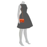 A CORAL PATENT LEATHER MINI CLASSIC FLAP BAG WITH SILVER HARDWARE - Foto 3