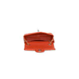 A CORAL PATENT LEATHER MINI CLASSIC FLAP BAG WITH SILVER HARDWARE - Foto 6