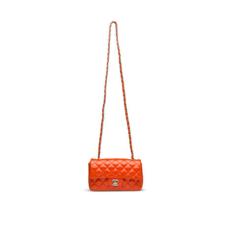 A CORAL PATENT LEATHER MINI CLASSIC FLAP BAG WITH SILVER HARDWARE - Foto 7