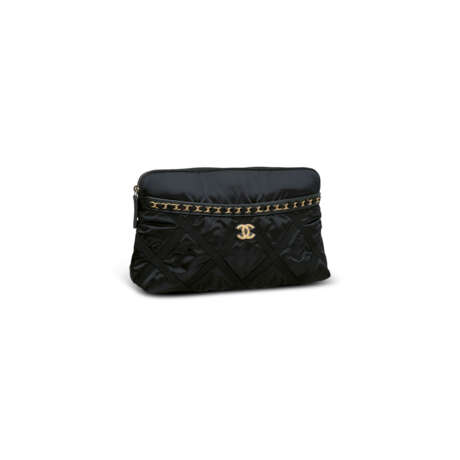 A BLACK QUILTED NYLON TOTE BAG WITH GOLD HARDWARE - фото 3