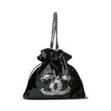 A SILVER & BLACK SEQUINS SUMMER NIGHTS TOTE BAG WITH SILVER HARDWARE - Foto 4