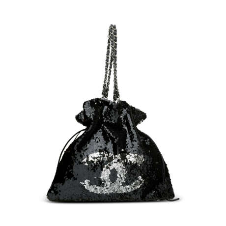 A SILVER & BLACK SEQUINS SUMMER NIGHTS TOTE BAG WITH SILVER HARDWARE - фото 4