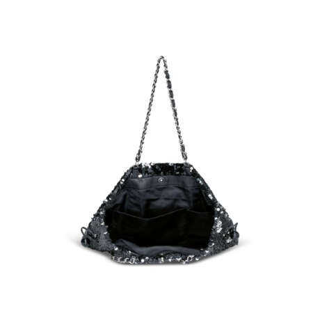 A SILVER & BLACK SEQUINS SUMMER NIGHTS TOTE BAG WITH SILVER HARDWARE - Foto 6