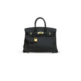 A BLACK SWIFT LEATHER BIRKIN 25 WITH GOLD HARDWARE - фото 1