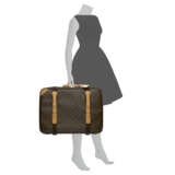 A CLASSIC MONOGRAM CANVAS SATELLITE 60 SUITCASE WITH GOLDEN BRASS HARDWARE - Foto 3