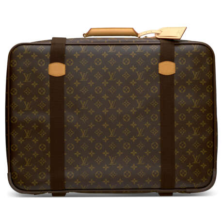 A CLASSIC MONOGRAM CANVAS SATELLITE 60 SUITCASE WITH GOLDEN BRASS HARDWARE - Foto 4