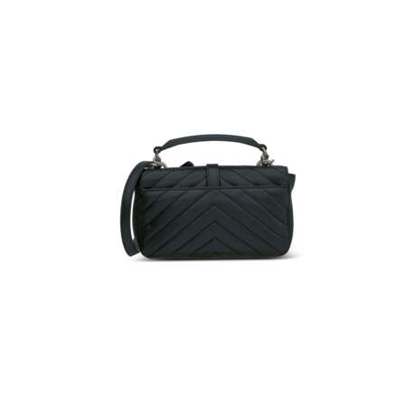 A BLACK CALFSKIN LEATHER CRYSTAL STUD FLAP BAG WITH SILVER HARDWARE - Foto 4