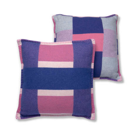 A SET OF THREE: TWO H TISSAGE PILLOWS & A H TISSAGE BLANKET - Foto 3