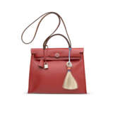 A SET OF TWO: A ROUGE PIMENT CANVAS & VACHE HUNTER LEATHER HERBAG ZIP 31 WITH PALLADIUM HARDWARE & A CRINOLINE "LA NATURE AU GALOP" SILK BIRDLE TASSEL BAG CHARM - Foto 1