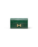 Portefeuille. A SHINY VERT EMERAUDE ALLIGATOR CONSTANCE WALLET WITH GOLD HARDWARE