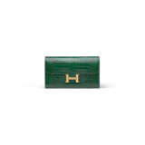 A SHINY VERT EMERAUDE ALLIGATOR CONSTANCE WALLET WITH GOLD HARDWARE - фото 1