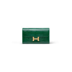 A SHINY VERT EMERAUDE ALLIGATOR CONSTANCE WALLET WITH GOLD HARDWARE