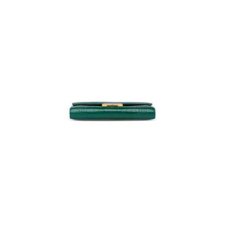 A SHINY VERT EMERAUDE ALLIGATOR CONSTANCE WALLET WITH GOLD HARDWARE - photo 5