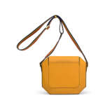 A JAUNE D’OR EPSOM LEATHER OCTOGONE 23 WITH GOLD HARDWARE - Foto 1