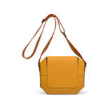 A JAUNE D’OR EPSOM LEATHER OCTOGONE 23 WITH GOLD HARDWARE - Foto 4