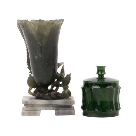 Ornamental vase and lidded box made of green jade. CHINA: - Foto 6