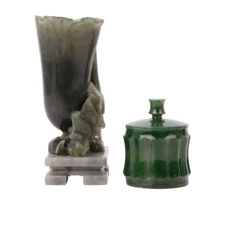 Ornamental vase and lidded box made of green jade. CHINA: - Foto 2