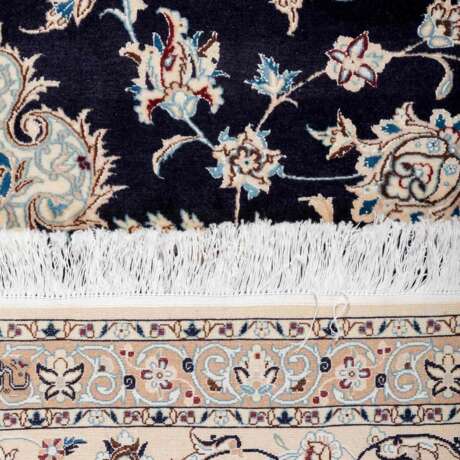 Oriental carpet with silk. NAIN/IRAN, signed, 20th century, ca. 350x252 cm. - Foto 3