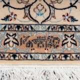 Oriental carpet with silk. NAIN/IRAN, signed, 20th century, ca. 350x252 cm. - Foto 5