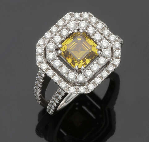 Repräsentativer Fancy-Vivid-Yellow-Diamantring - фото 1