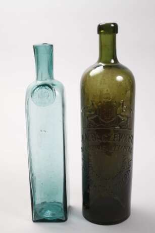 Vier historische Weinflaschen - Foto 2